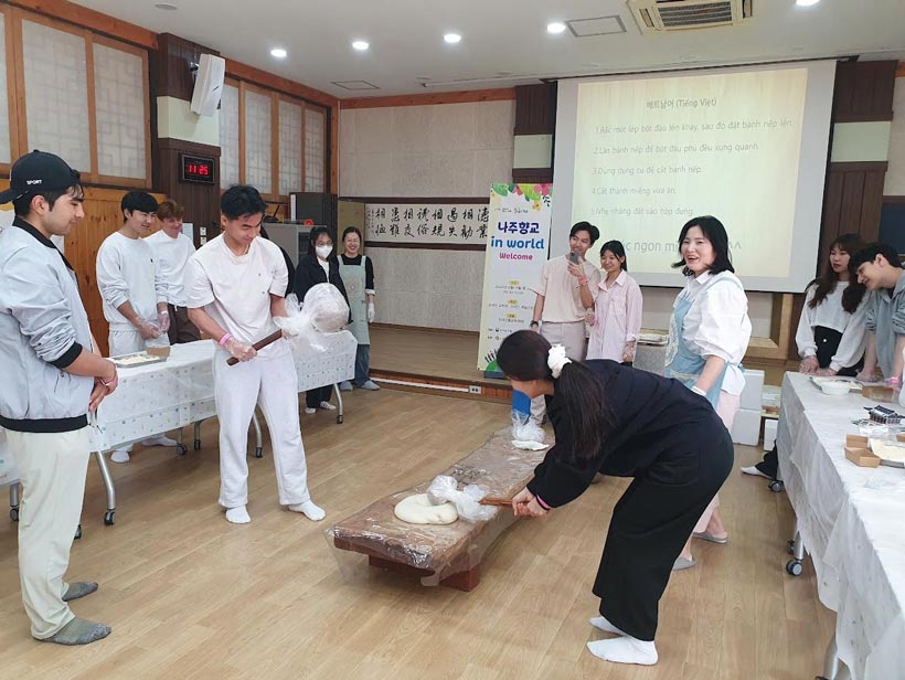 Du học sinh tham gia trải nghiệm văn hóa tại Đại học Dongshin Du học sinh tham gia trải nghiệm văn hóa tại Đại học Dongshin