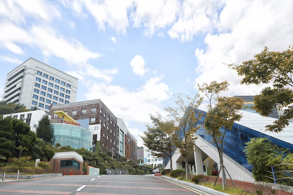 Lối đi chính vào Đại học Khoa học và Kỹ thuật Busan