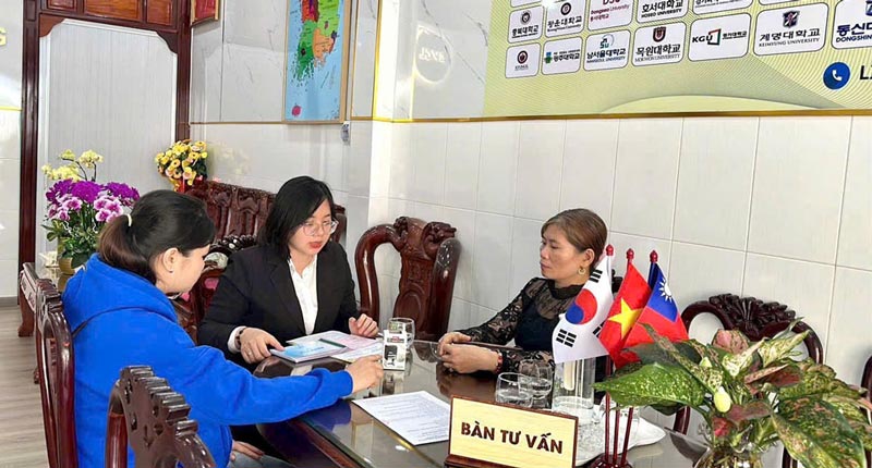 Phụ huynh và học sinh tìm hiểu thông tin về Du học Hàn Quốc tại Trung tâm du học Sao Vàng Cửu Long - Chi nhánh Đồng Tháp Phụ huynh và học sinh tìm hiểu thông tin về Du học Hàn Quốc tại Trung tâm du học Sao Vàng Cửu Long - Chi nhánh Đồng Tháp
