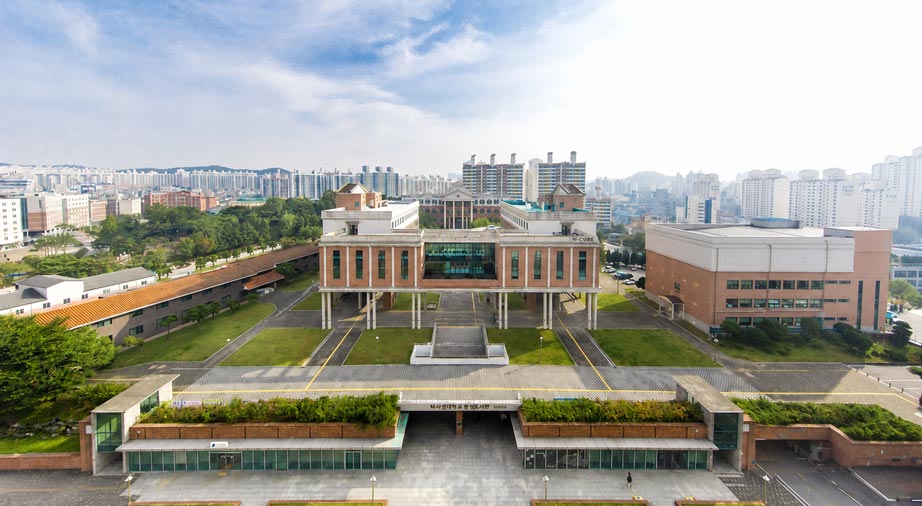 Khuôn viên Đại học Korea Nazarene nhìn từ trên cao Khuôn viên Đại học Korea Nazarene nhìn từ trên cao